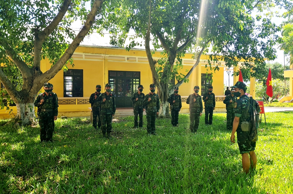 Quán triệt các quy định cho bộ đội trước khi huấn luyện.